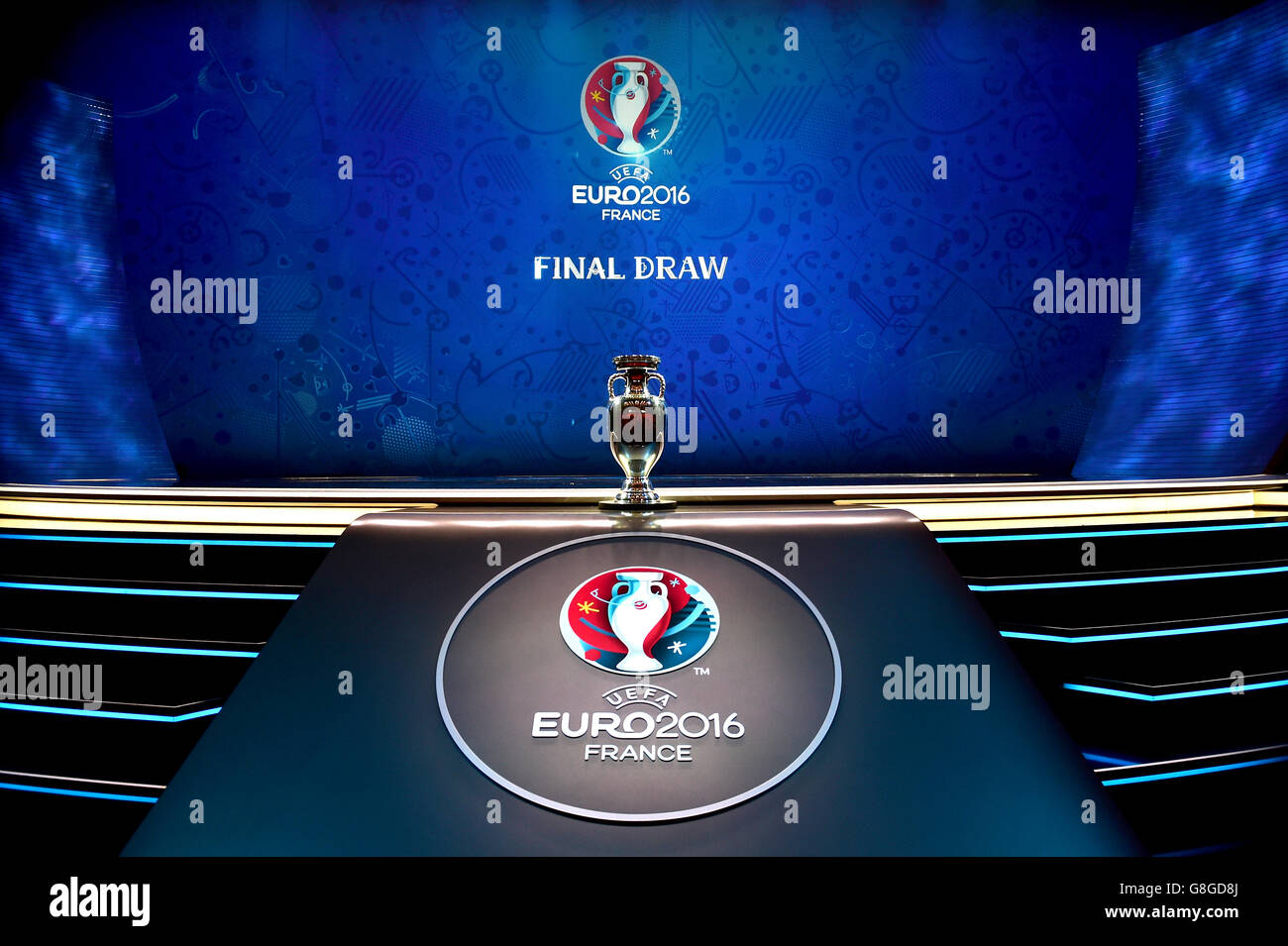 Una visión general del Trofeo del Campeonato Europeo en el escenario antes del sorteo de la UEFA euro 2016 en París, Francia. Foto de stock
