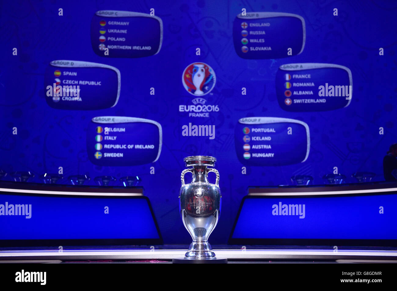 Una visión general del Trofeo Europeo en el escenario después de que el sorteo se haya realizado durante el sorteo de la UEFA euro 2016 en París, Francia. Foto de stock