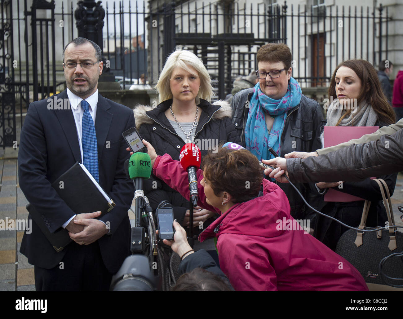 (Izquierda-derecha) Patrick Corrigan de Amnistía Internacional, Sarah Ewart con su madre Jane Christie fuera del Tribunal de la Corona de Belfast, después de que el señor Juez Horner dictaminara que la ley actual sobre el aborto en Irlanda del Norte es 'incompatible' con la ley de derechos humanos. Foto de stock