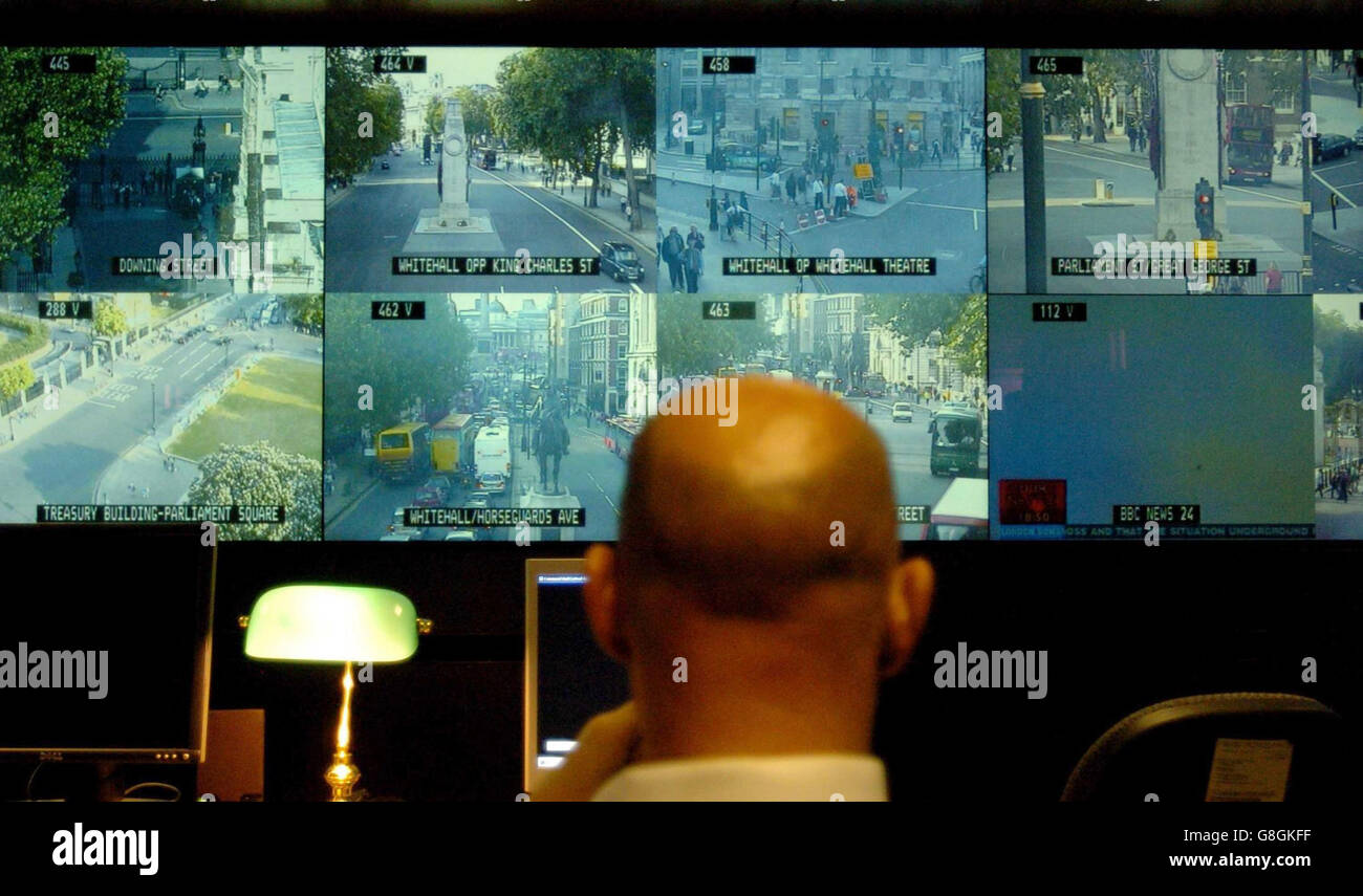 Un oficial de la Policía Metropolitana mira sus pantallas de televisión en el Complejo del Mando Central en New Scotland Yard, donde la policía coordinó sus esfuerzos para hacer frente a los ataques terroristas. Foto de stock
