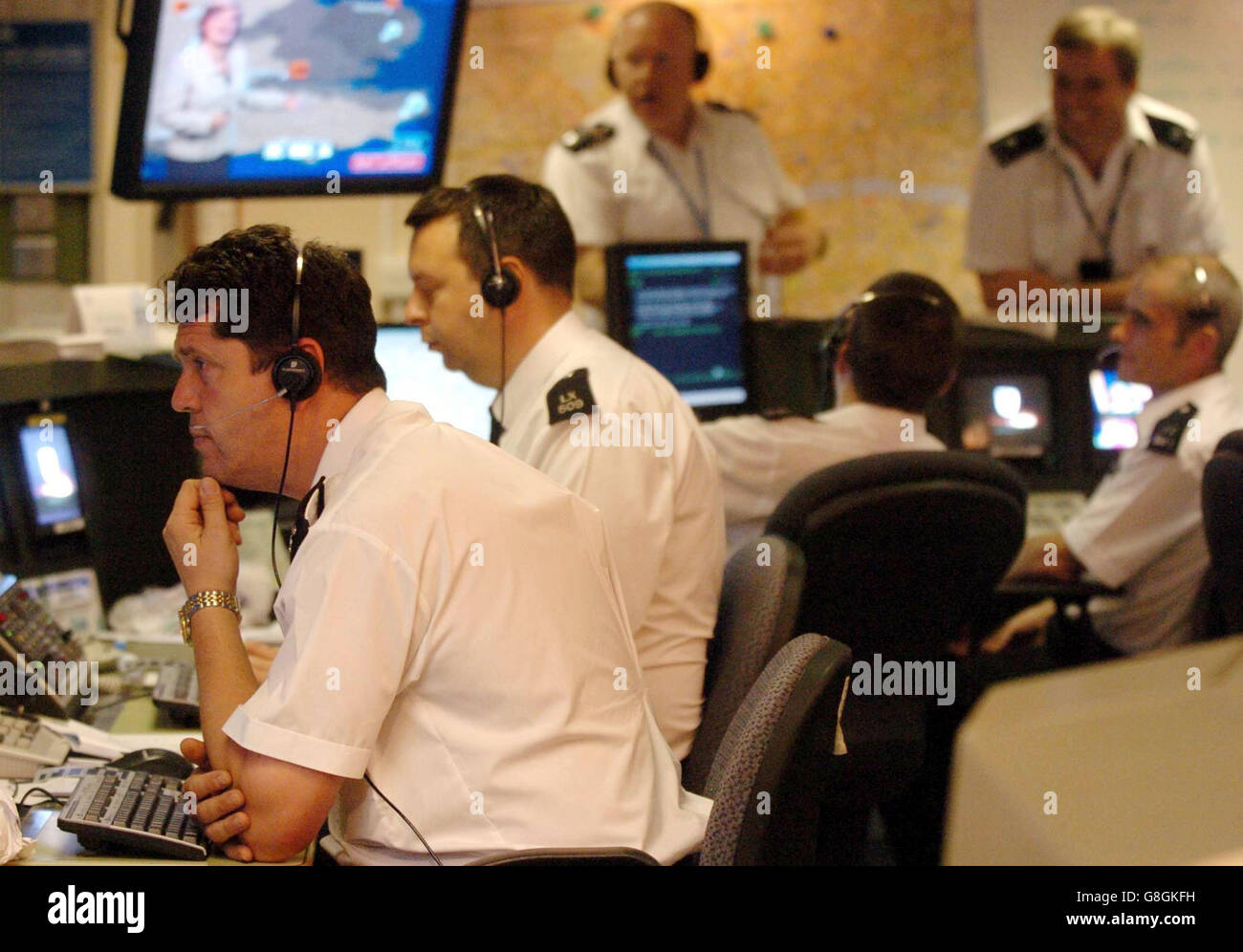 Un policía metropolitana mira sus pantallas de televisión en el complejo del mando central en New Scotland Yard, donde la policía coordinó sus esfuerzos para hacer frente a los ataques terroristas. Foto de stock