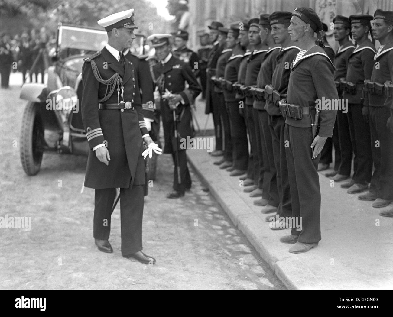 El Duque de York inspecciona a un guardia de honor fuera de la Legación Británica, compuesto por marineros de un Monitor Serbio, el Ratra Monarchich. Foto de stock