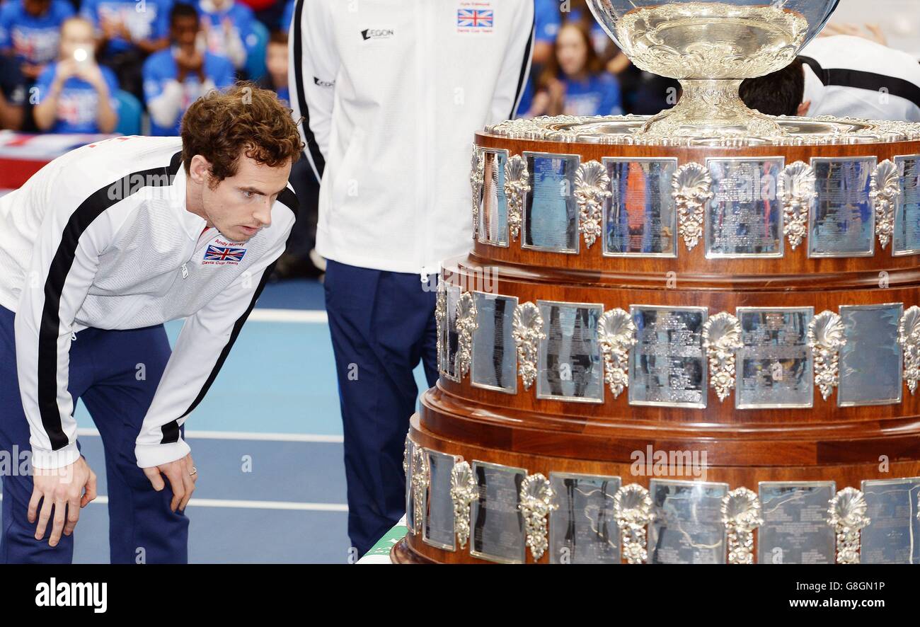 Gran Bretaña Copa Davis Photocall - Lee Valley Tennis Center. Andy Murray,  de Gran Bretaña, estudia el trofeo de la Copa Davis durante la fotocall en  el Lee Valley Tennis Center, Londres