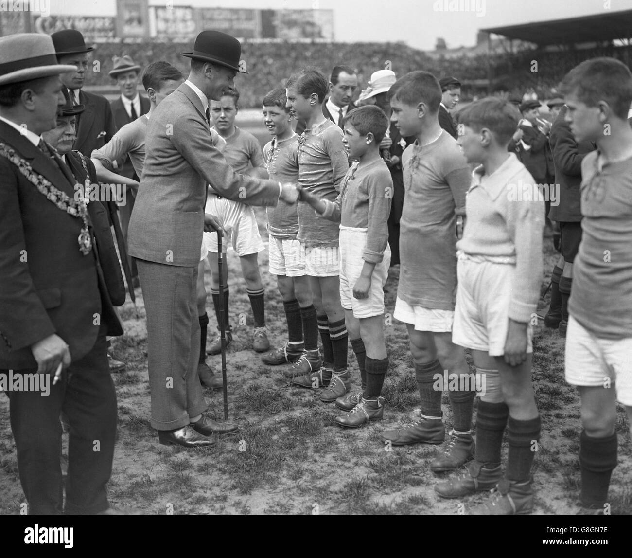 El Duque de York - Colegiales partido de fútbol - Stamford Bridge, Londres Foto de stock