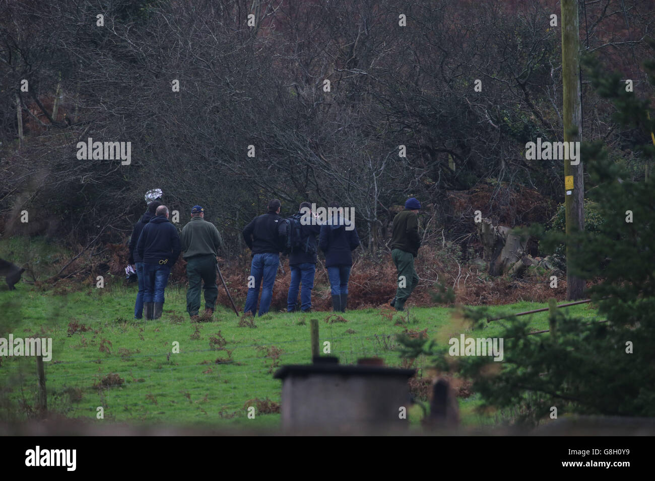 Gardai buscando un campo entre Jenkinstown y Lordship en Co Louth después de que un vertedero de armas republicano disidente fue descubierto. Foto de stock