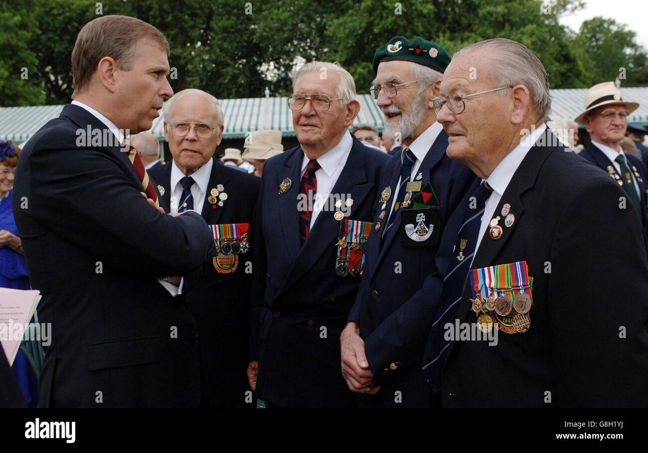 El duque de York de Gran Bretaña se reúne (l-r) con Leslie Perry, Eric  Bird, David Hutchins y Tom Dixon durante una fiesta de jardín para la  Asociación de Veteranos de Guerra '