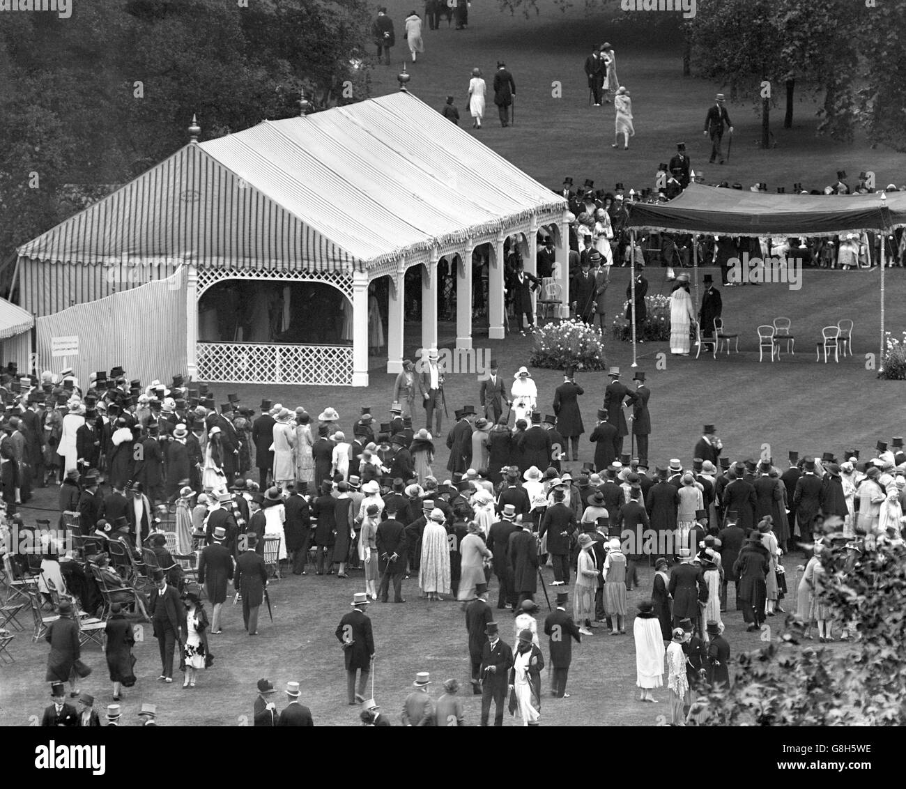 El duque y la duquesa de York (centro de imagen) con el príncipe y la princesa Arthur de Connaught en una fiesta en el jardín del Palacio de Buckingham. Foto de stock