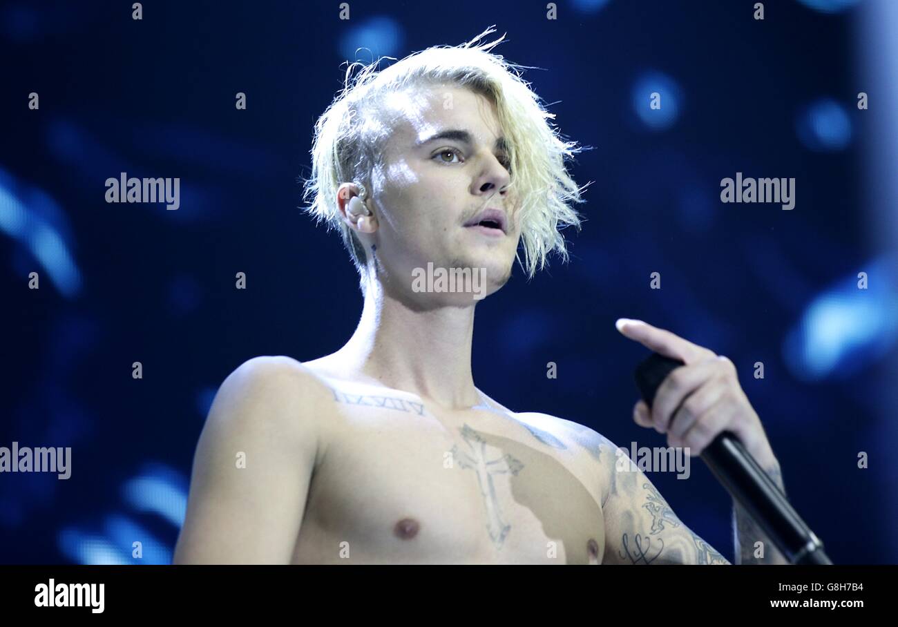 Capital FM Jingle Bell Ball 2015 - Domingo. Justin Bieber actúa en el escenario durante el Capital FM Jingle Bell Ball 2015, celebrado en el O2 Arena, Londres Foto de stock