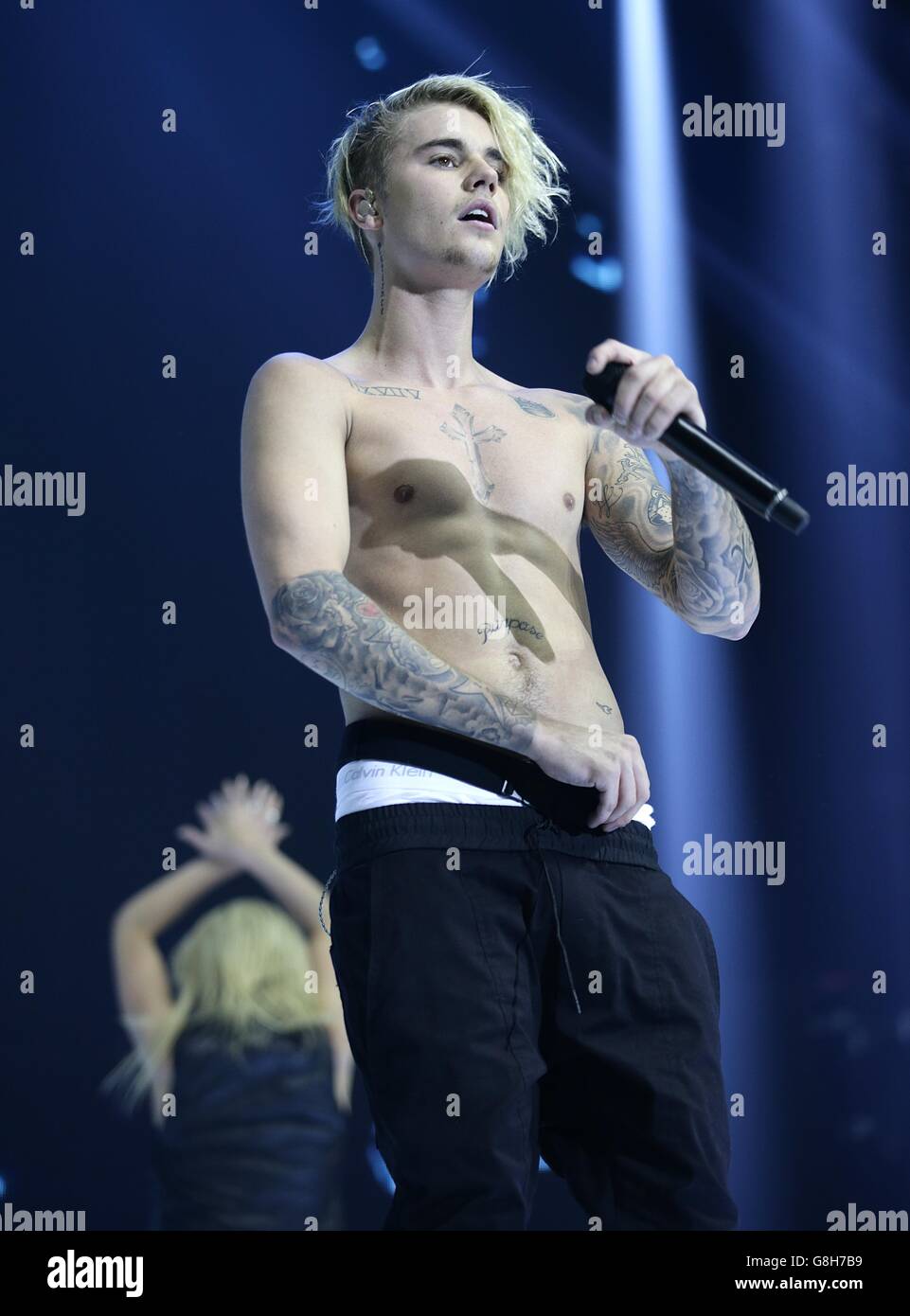 Justin Bieber actúa en el escenario durante la Capital FM Jingle Bell Ball 2015 celebrada en el O2 Arena, Londres Foto de stock