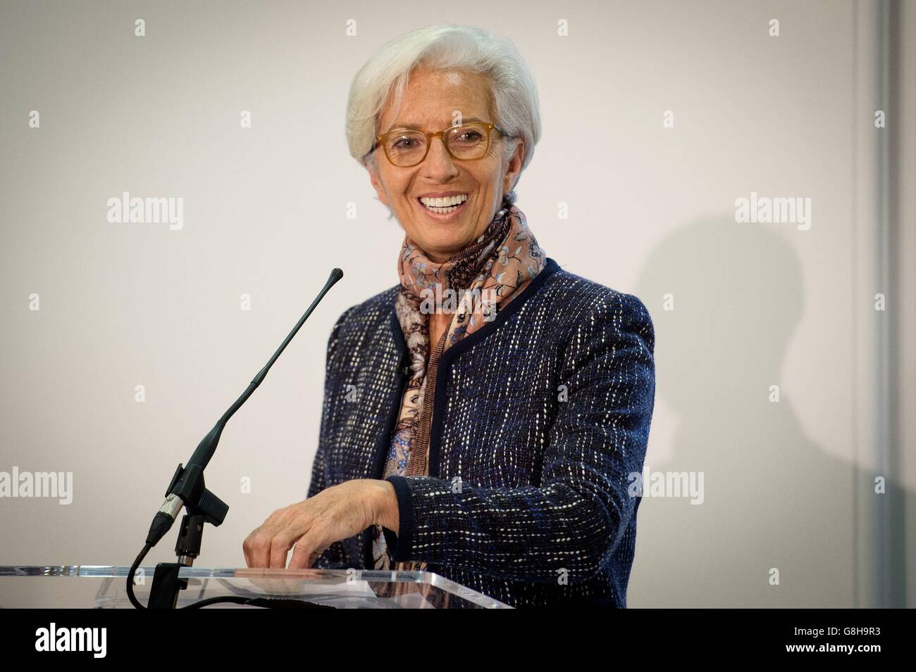 La Directora Gerente del Fondo Monetario Internacional Christine Lagarde habla en una conferencia de prensa en el Tesoro de Londres, a la que asistió el Canciller del Hacienda George Osborne, donde presentó la declaración final de la consulta del Artículo IV del FMI 2015 con el Ministerio de Hacienda británico. Foto de stock