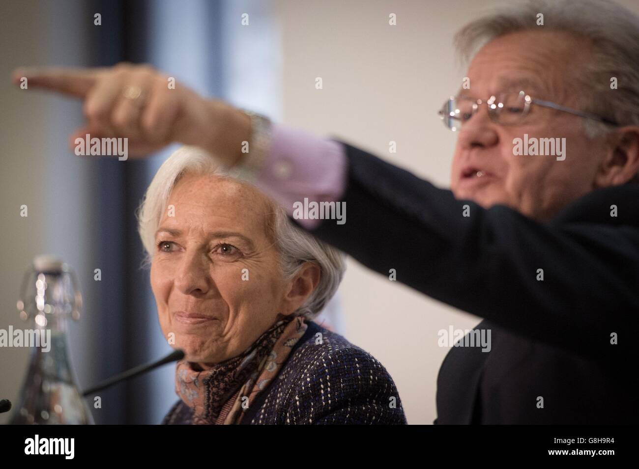 Christine Lagarde, Directora Gerente del Fondo Monetario Internacional, habla en una conferencia de prensa en el Tesoro de Londres, con Gerry Rice, colega del FMI, donde presentó la declaración final de la consulta del Artículo IV del FMI 2015 con el Ministerio de Hacienda del Reino Unido. Asistió el canciller del Tesoro George Osborne. Foto de stock