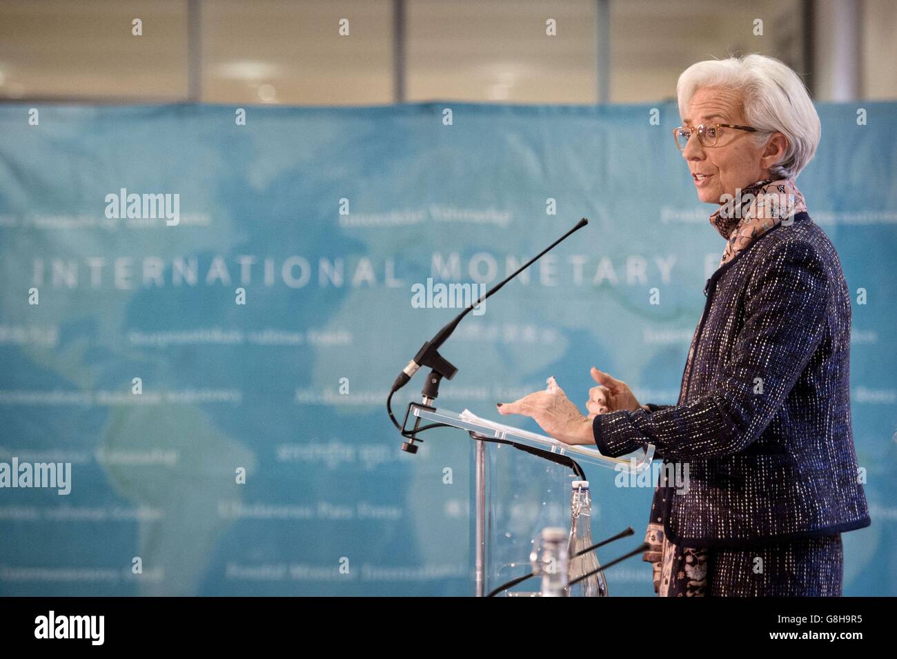 La Directora Gerente del Fondo Monetario Internacional Christine Lagarde habla en una conferencia de prensa en el Tesoro de Londres, a la que asistió el Canciller del Hacienda George Osborne, donde presentó la declaración final de la consulta del Artículo IV del FMI 2015 con el Ministerio de Hacienda británico. Foto de stock