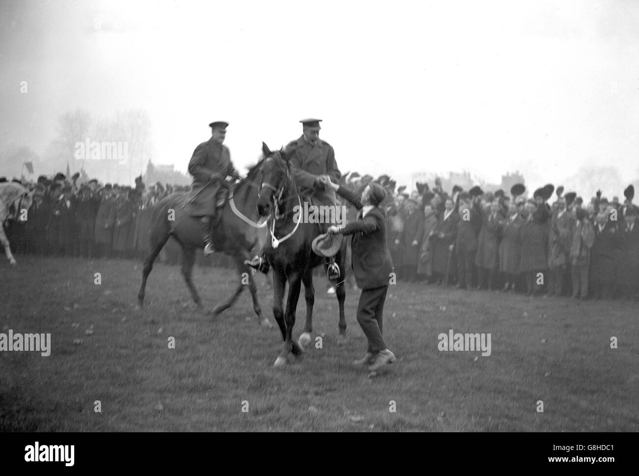 King George V con Silver Badge Men en Hyde Park. Fecha exacta desconocida. Foto de stock