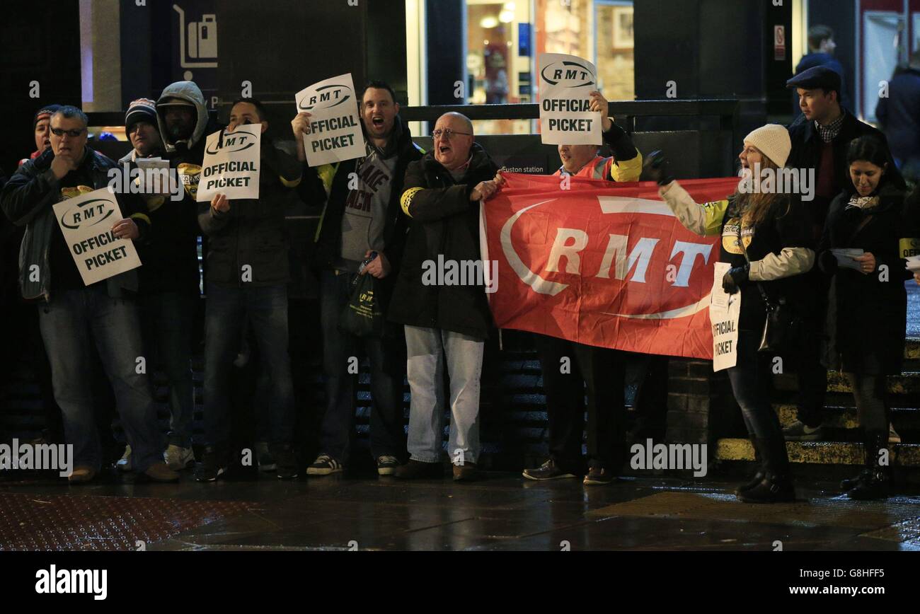 Los miembros del sindicato Rail, Maritime and Transport (RMT) forman una línea de piquetes fuera de la estación de Euston en Londres, ya que una huelga de 48 horas por los trabajadores del servicio Caledonian Sleeper entre Escocia y Londres comenzó después de que se rompieran las conversaciones. Foto de stock