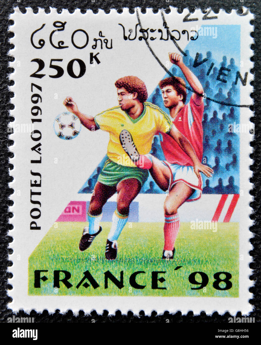 LAOS: circa 1997: un sello impreso en Laos dedicado al Campeonato Mundial de Fútbol de 1998 en Francia, circa 1997 Foto de stock