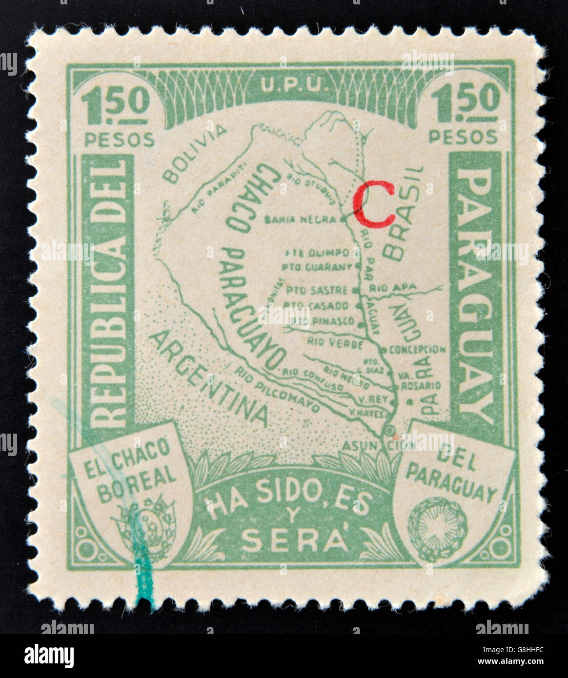 PARAGUAY - circa 1930: un sello impreso en Paraguay con el mapa durante la guerra para el Gran Chaco, circa 1930 Foto de stock