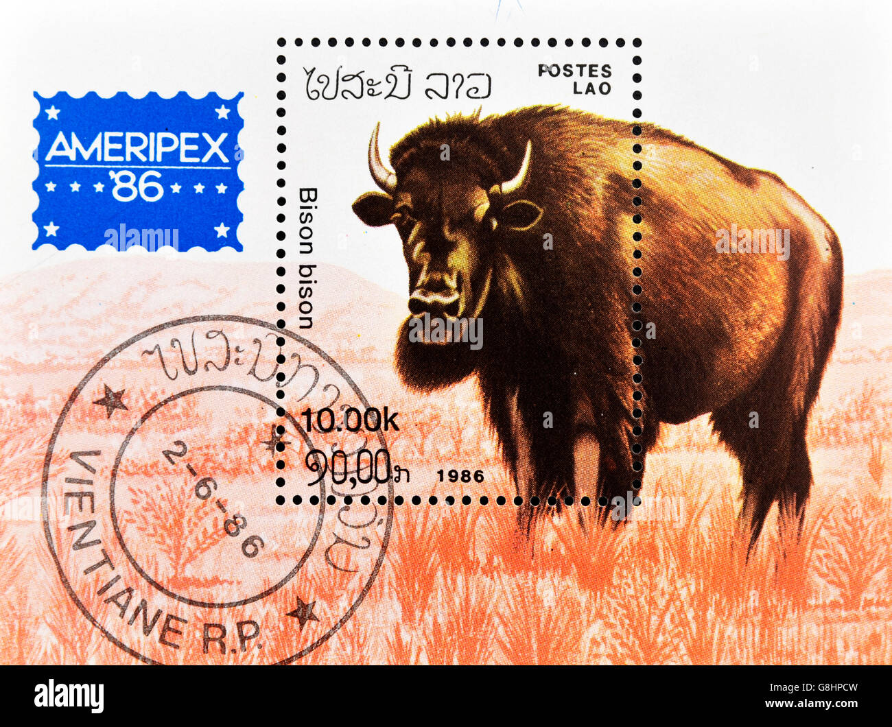 LAOS: circa 1986: un sello impreso en la República Democrática Popular Lao muestra un bisonte, circa 1986 Foto de stock