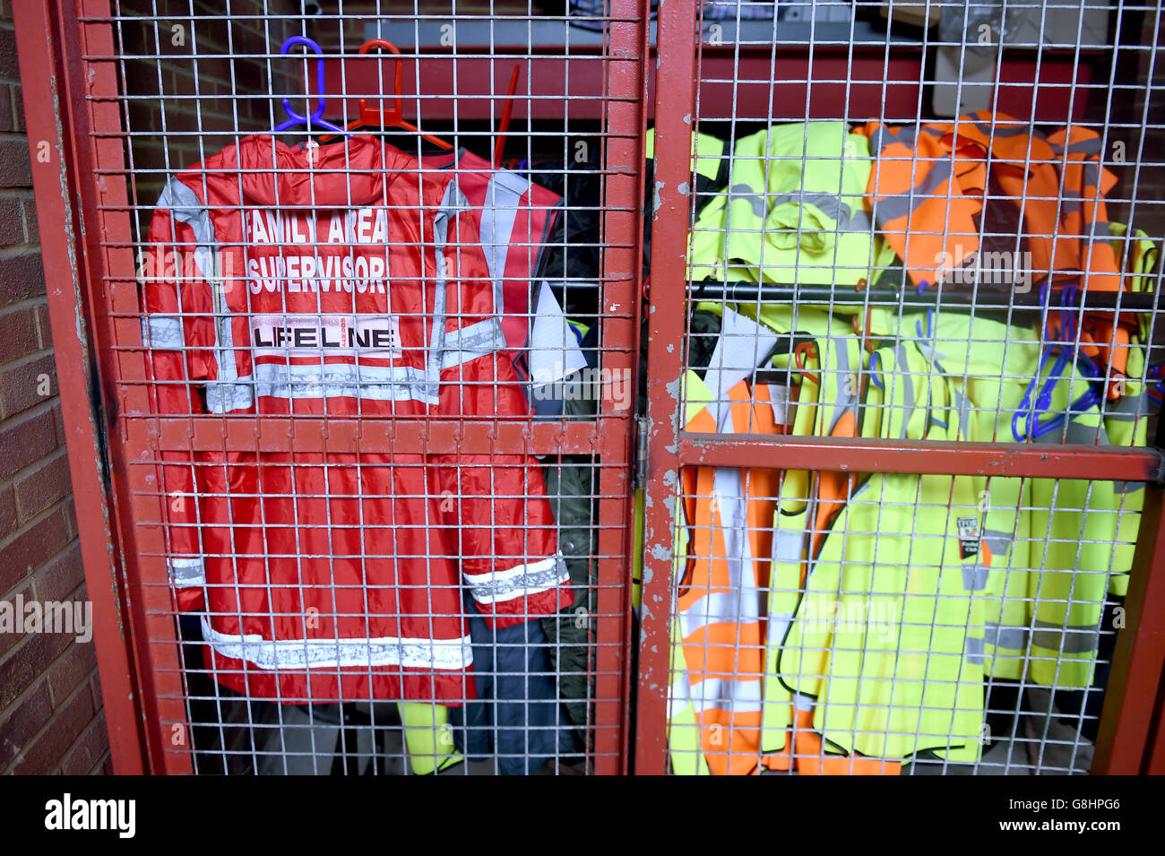 Brentford steward uniformes baberos en el casillero en griffin park  fotografías e imágenes de alta resolución - Alamy