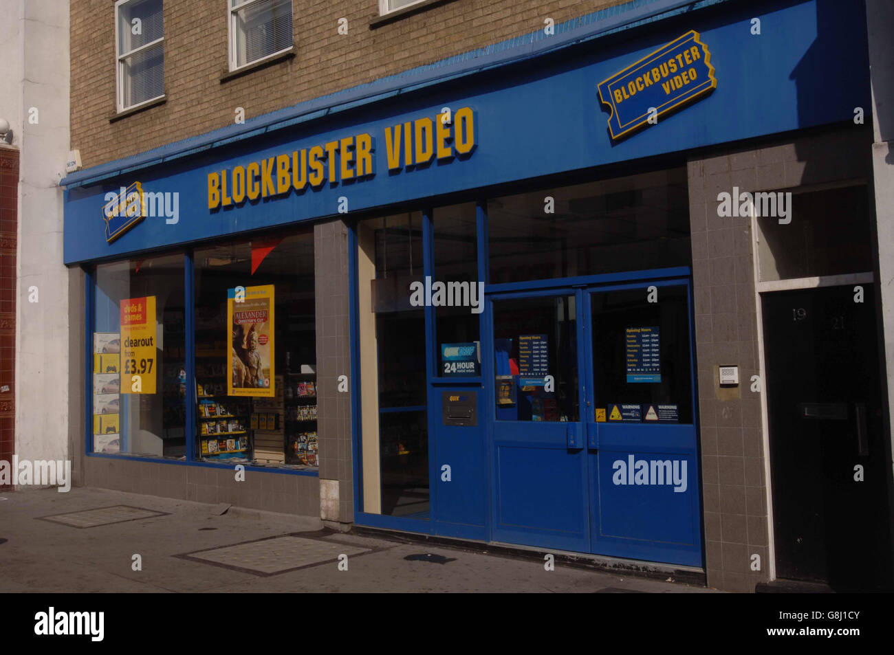 Una tienda Blockbuster en Warwick Way. La cadena de alquiler de vídeo Blockbuster estaba hoy en día amamantando a pérdidas empinadas del segundo trimestre, ya que se quejaba de que Hollywood estaba produciendo más faltas que golpes. Foto de stock