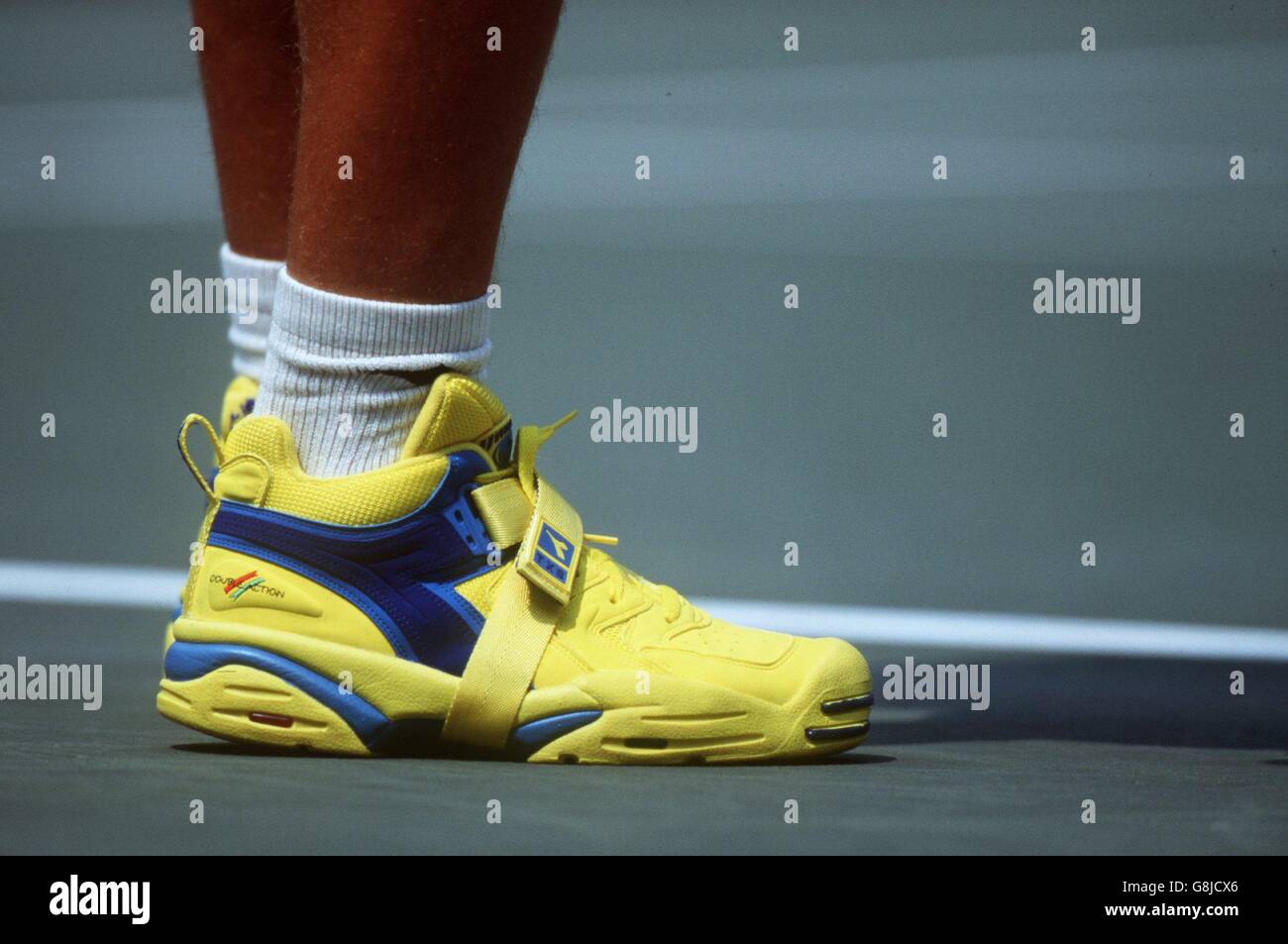 Zapatos amarillos fotografías e imágenes de alta resolución - Alamy