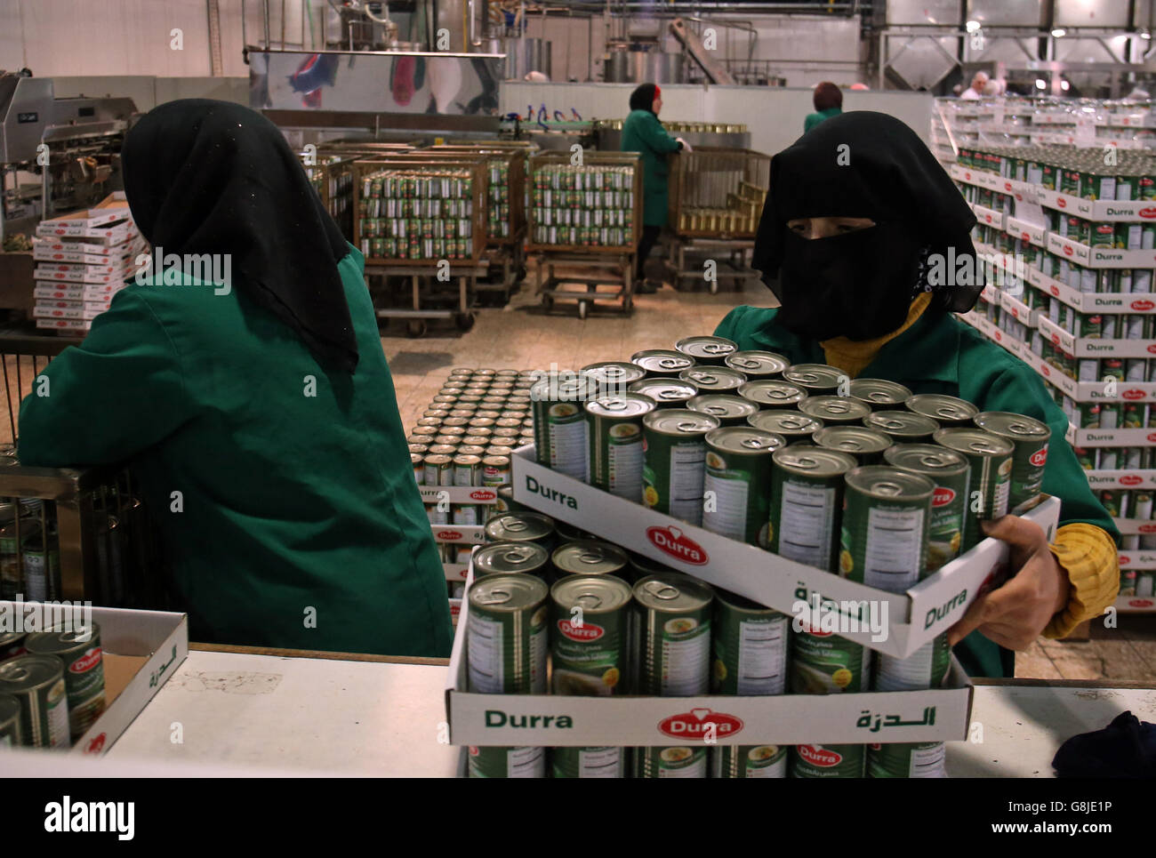 Una visión general de los empleados que trabajan en los productos Dura Food en Ammán, Jordania. Foto de stock