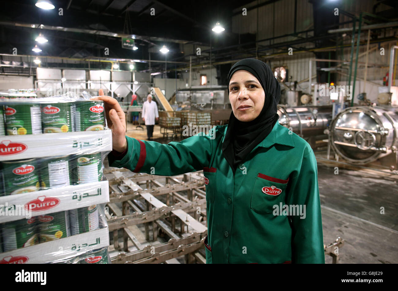 El refugiado sirio Fatima Joma trabaja en el Dura Food products en Amman Jordania. Foto de stock