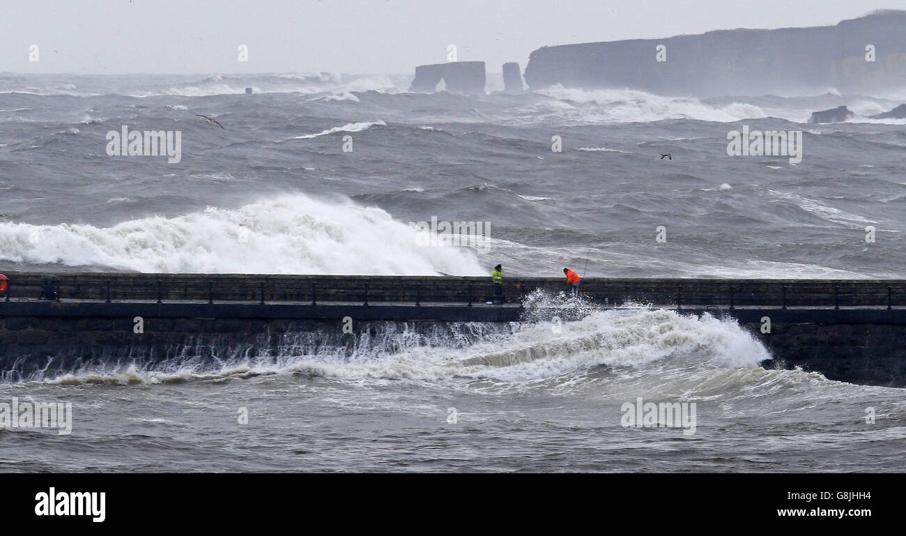 Los pescadores desafían los mares ásperos en el muelle de South Shields cerca de Newcastle upon Tyne. Foto de stock