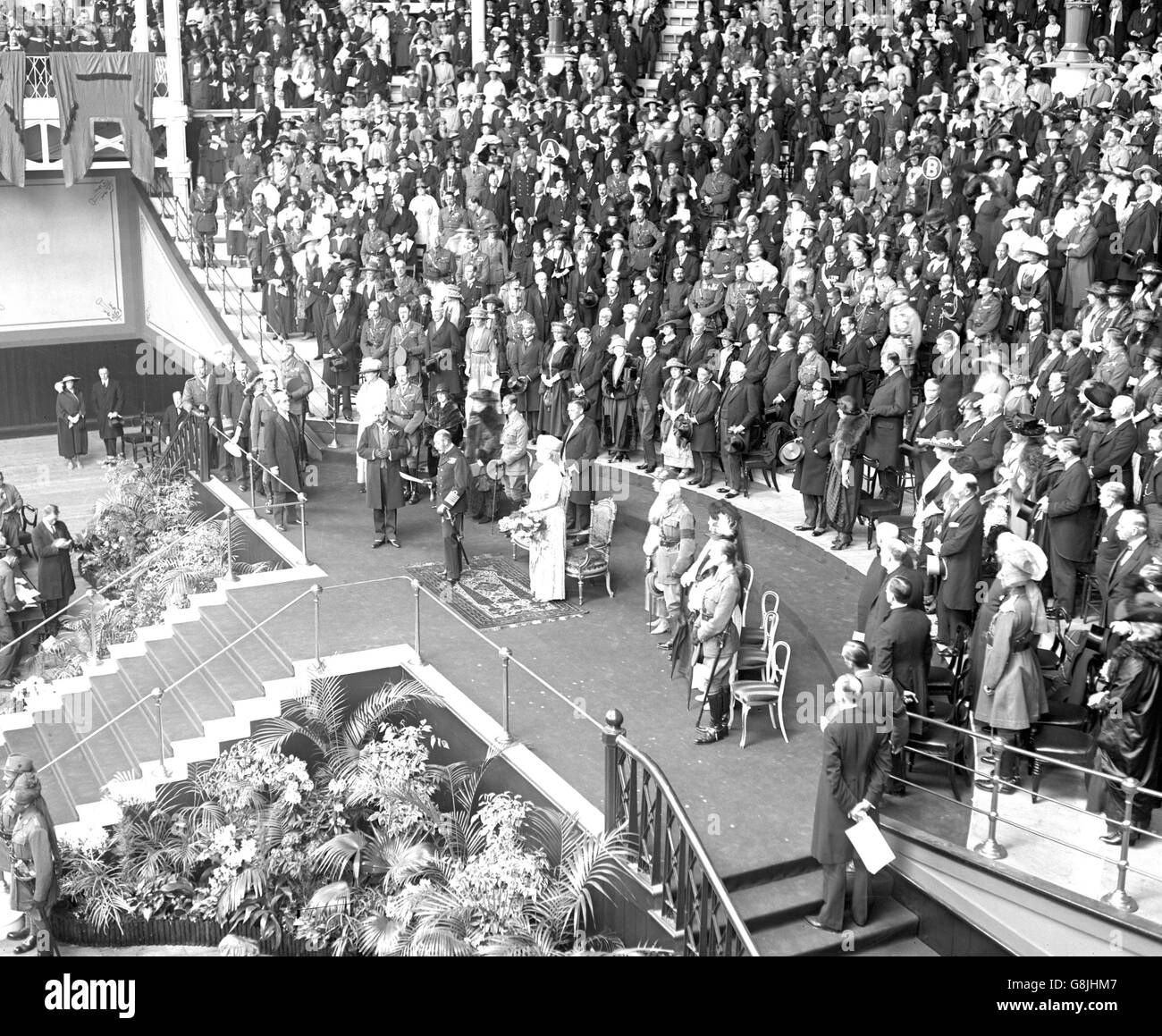 Rey Jorge V en la ceremonia de apertura del Museo Imperial de Guerra en el Palacio de Cristal. También estuvieron presentes la reina María, la princesa María, el príncipe Alberto, el duque de Connaught y el príncipe Arturo de Connaught. Foto de stock