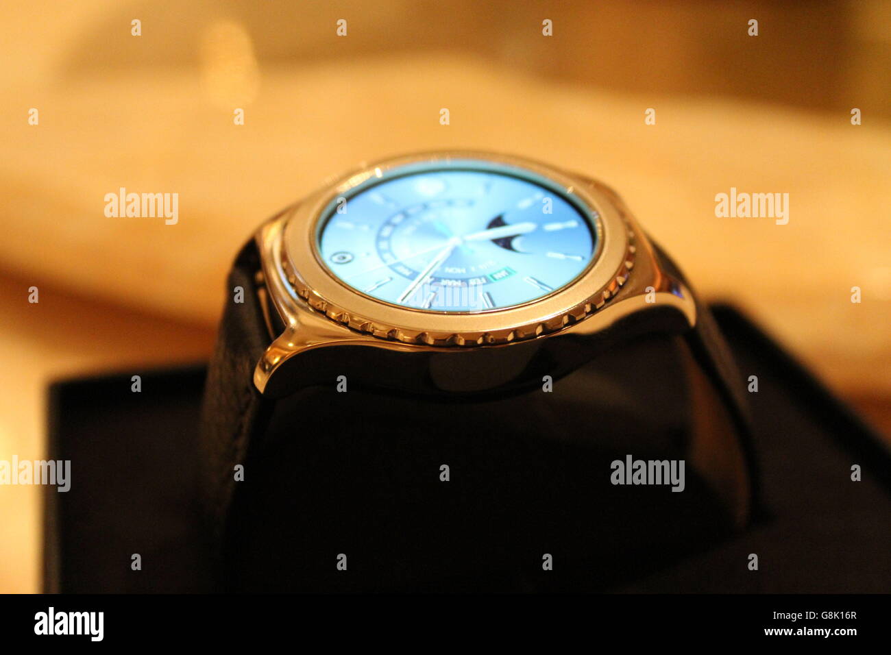 El nuevo Samsung Gear S2 clásico en Platinum como Samsung ha ampliado su colección smartwatch. Foto de stock