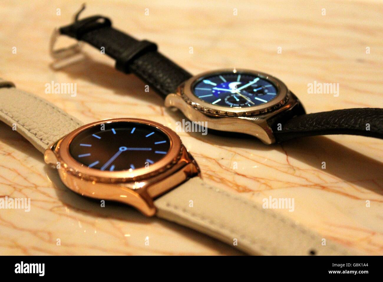 El nuevo Samsung Gear S2 clásico en Rose Gold (izquierda) y Platinum como Samsung ha ampliado su colección smartwatch. Foto de stock