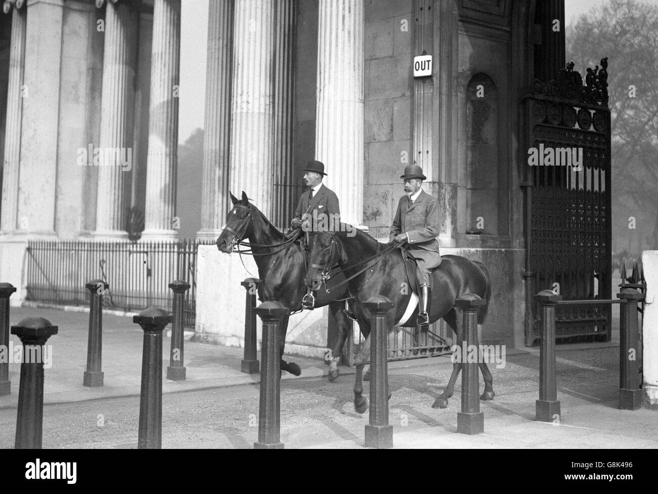 El rey George V abandona Hyde Park después de su paseo en la fila. Foto de stock