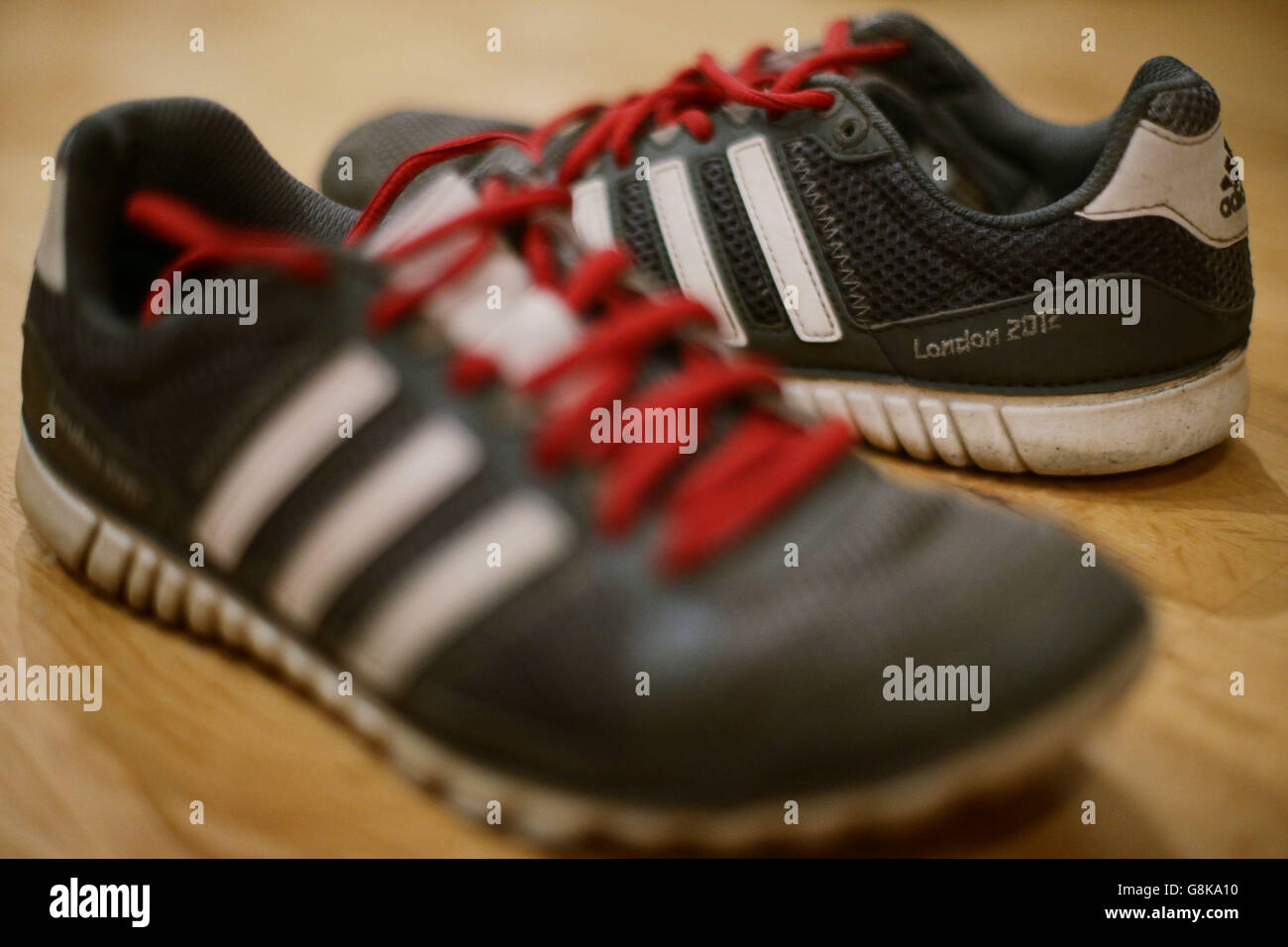 Un par de zapatillas de running Adidas de la Marca London 2012, Londres, ya que se ha informado de la compañía alemana de ropa deportiva ha terminado su contrato de patrocinio