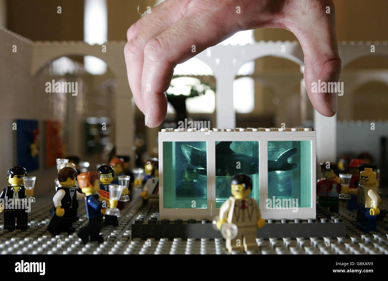 Los toques finales se hacen a una réplica en Lego del tanque de Tiburón de  Damien Hirst como parte de una exposición "Nación más loca del arte" hecha  enteramente de Lego por