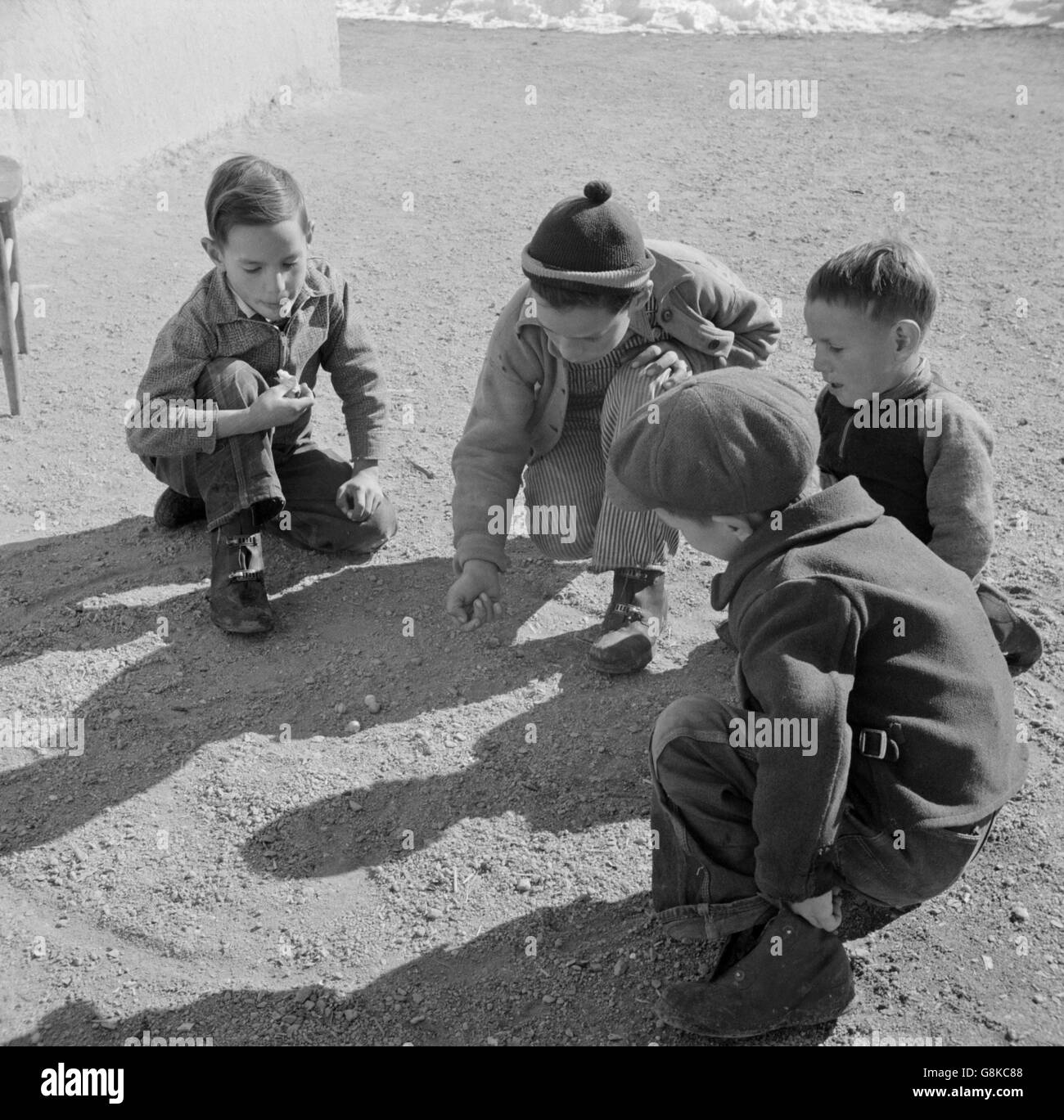 Niños jugando a las canicas, trampas, Nuevo México, EE.UU., John Collier para la Oficina de Información de guerra, enero de 1943 Foto de stock
