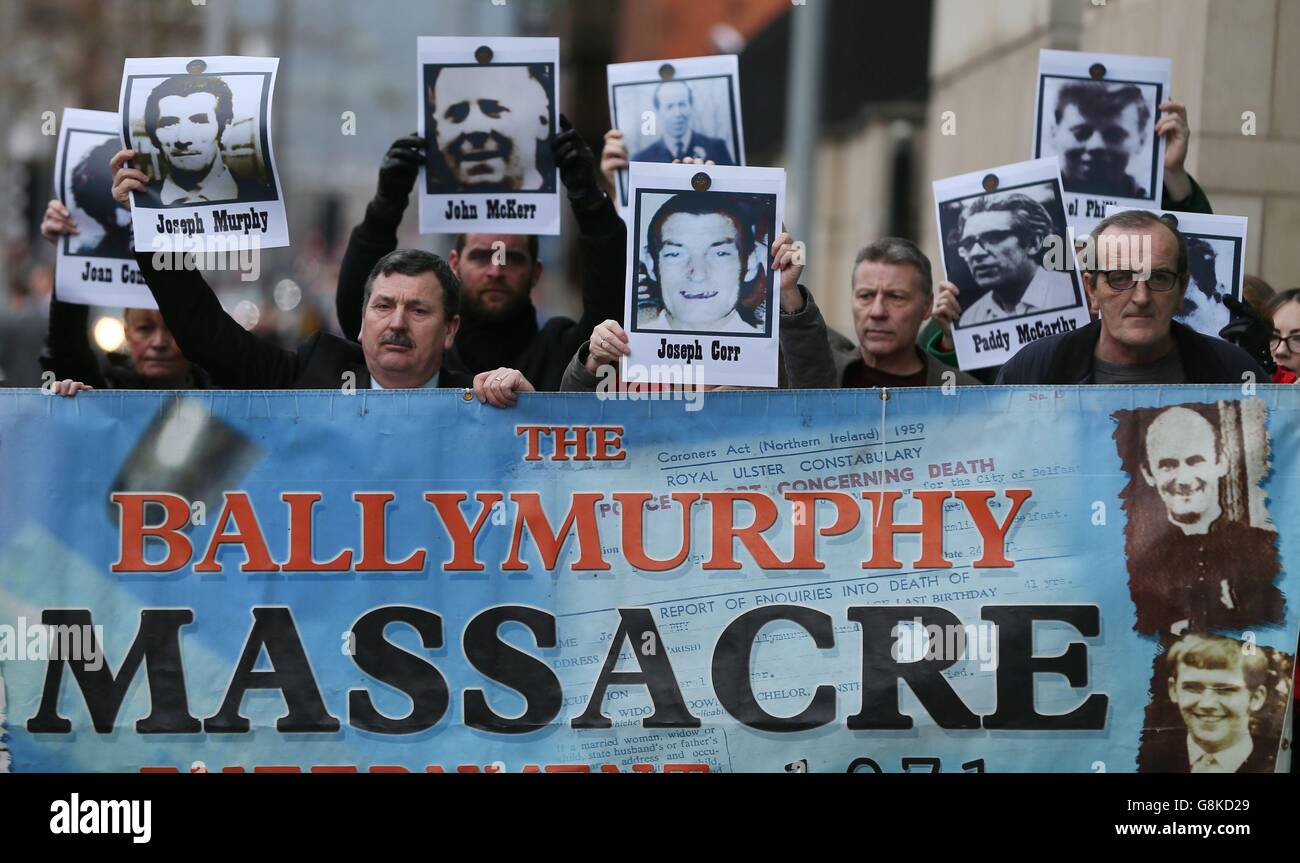 John Teggart (frente a la izquierda), cuyo padre Danny fue muerto a tiros por soldados en 1971 durante un incidente conocido como la masacre de Ballymurphy, se encuentra con compañeros de campaña fuera de los tribunales de Laganside en Belfast como una revisión de las investigaciones pendientes sobre una serie de asesinatos de Troubles contenciosos se inició. Foto de stock