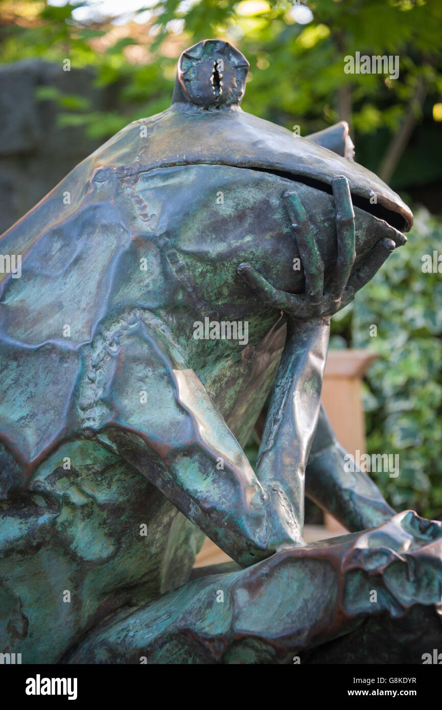 Pensando en la escultura de rana en el Jardín Botánico de Atlanta dentro del Piedmont Park en Atlanta, Georgia. (EE. UU.) Foto de stock
