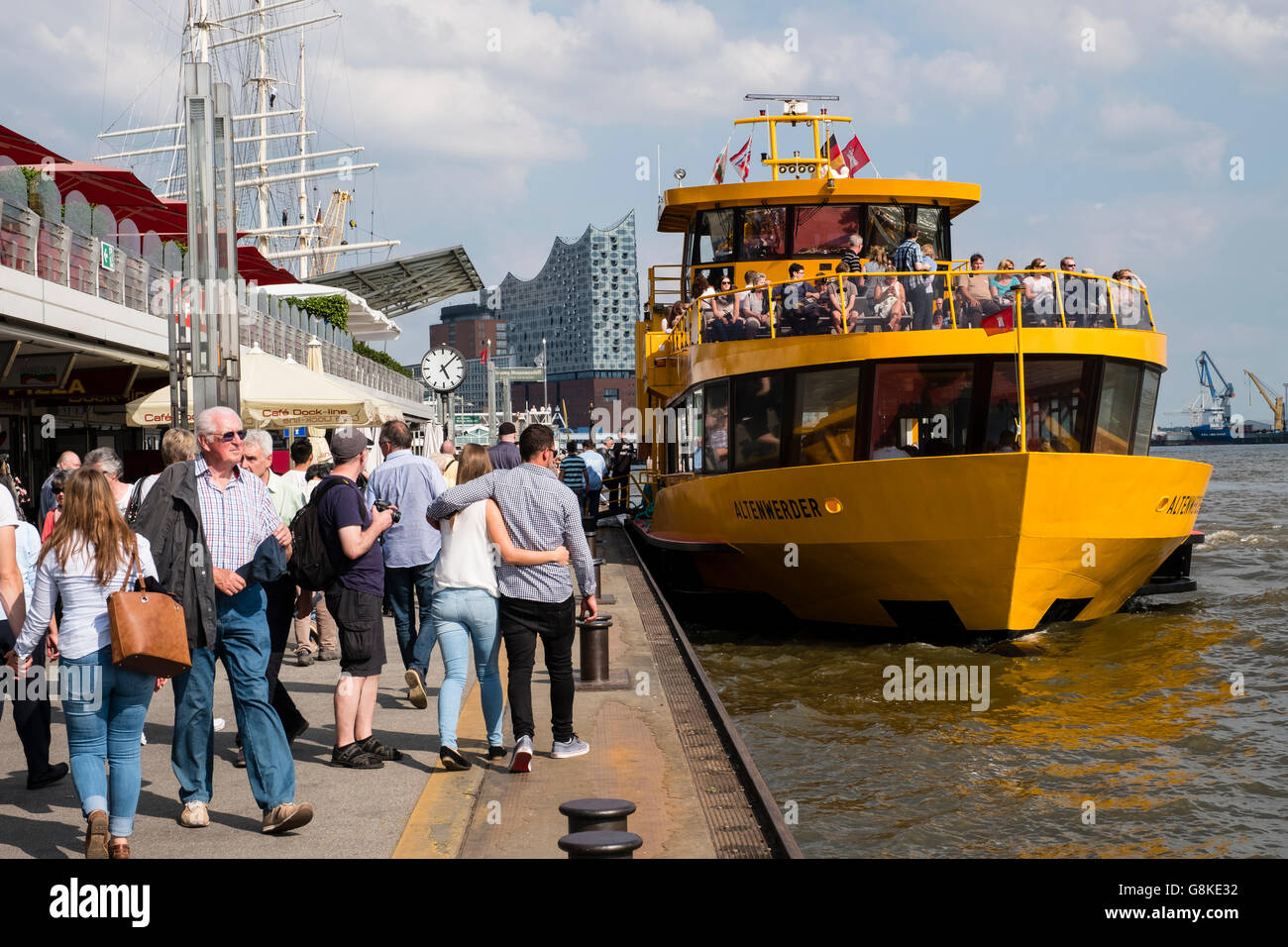 Vista de ocupado y excursión en ferry boat landing Landungsbrucken embarcaderos, en el puerto de Hamburgo, Alemania Foto de stock