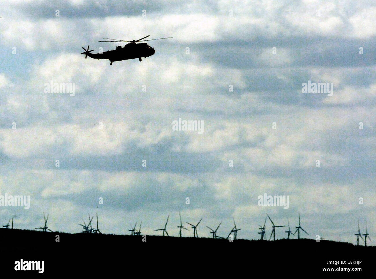 Un helicóptero de la Marina Real se apoda como parte de la caza de Rory Blackhall, de 11 años, que no ha sido visto desde la mañana del jueves cuando fue dejado fuera de la Escuela Primaria Meldrum en el área de Deans de Livingston. Foto de stock