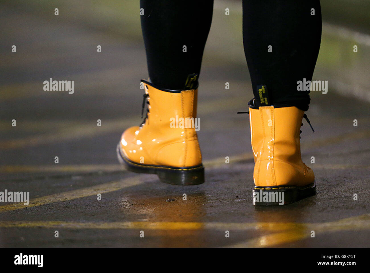 Botas De Fútbol Naranja Fotos e Imágenes de stock - Alamy