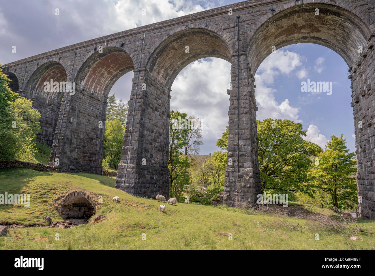 Dent viaducto de cabeza establecido en el West Riding de Yorkshire rural Foto de stock