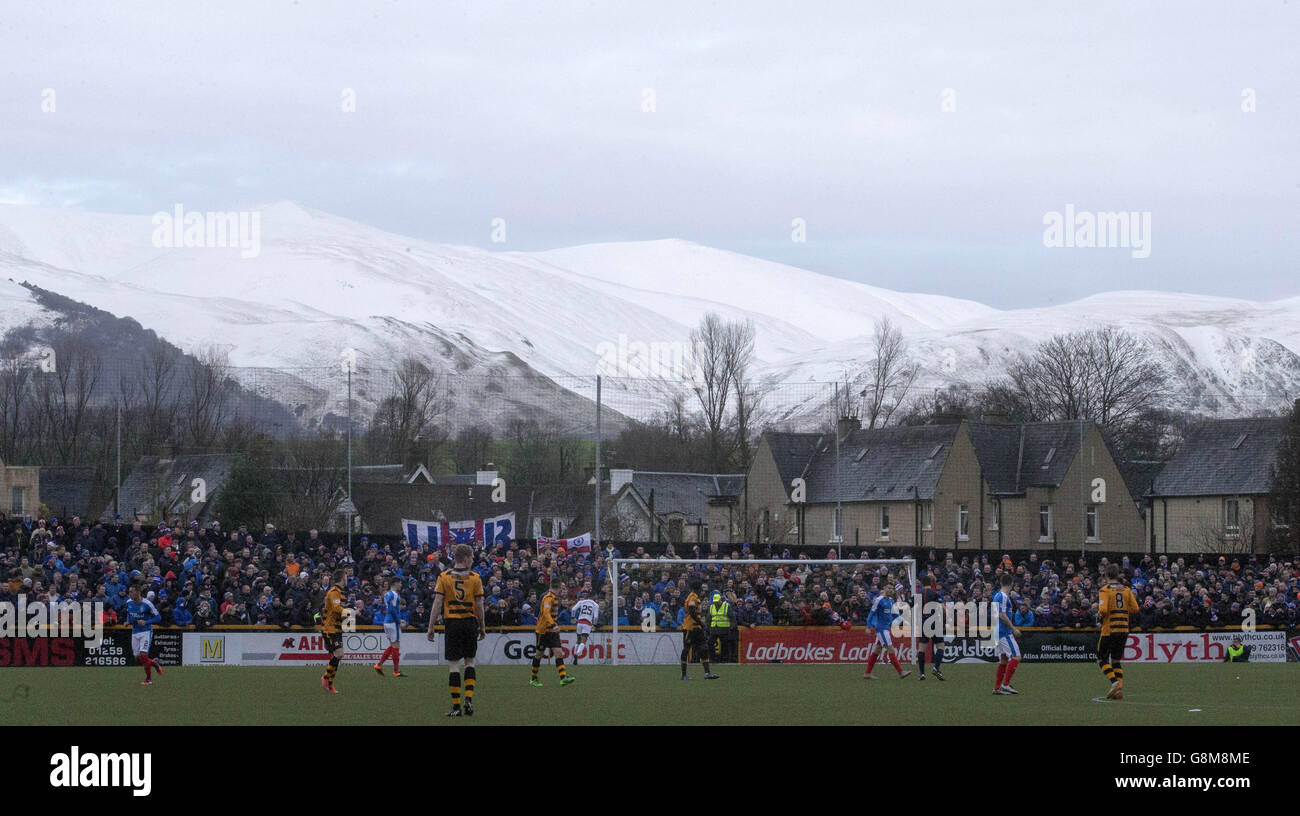 Una vista de las colinas nevadas en la distancia mientras el partido juega durante el partido Ladbrokes Scottish Championship en el Indodrill Stadium, Alloa. Foto de stock