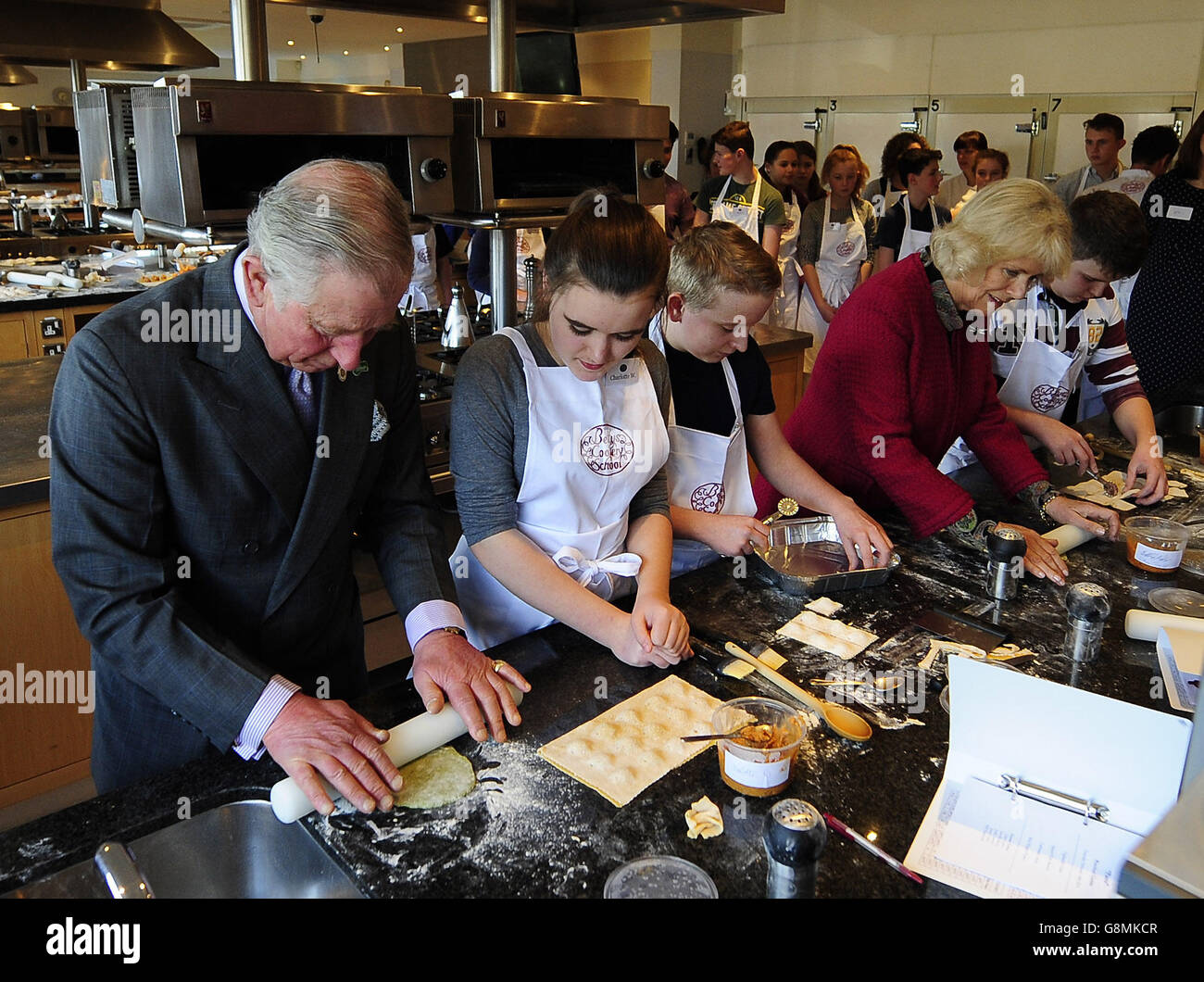 El Príncipe de Gales y la Duquesa de Cornualles haciendo pastelería durante  su visita a las salas de degustación y a la escuela de cocina de Taylors of  Harrogate como parte de