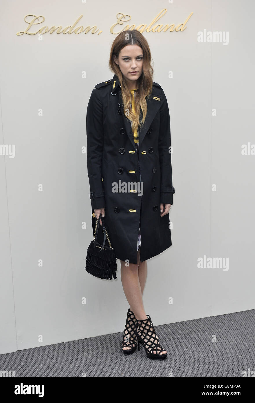 Riley Keough llega para el espect culo de pasarela de ropa de