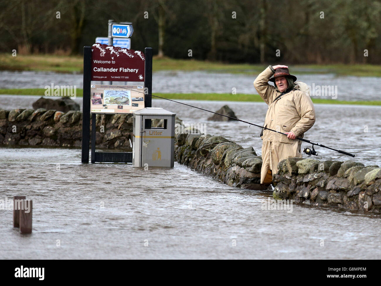 Un pescador en el río Teith inundado en Callander, como Ray Mears abre oficialmente la temporada de pesca del Consejo Stirling. Foto de stock