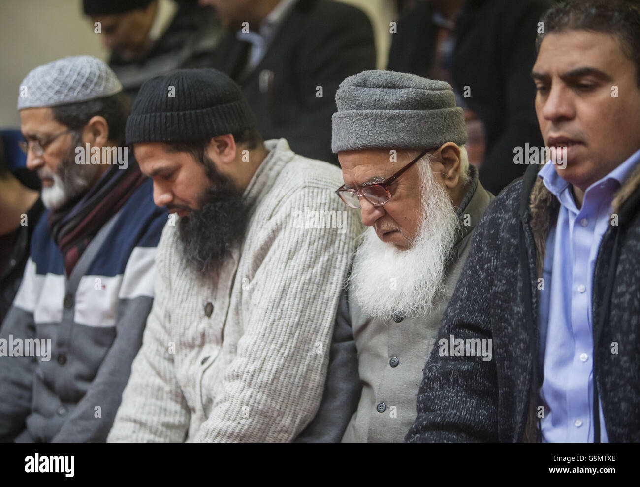 Los musulmanes rezan en el Centro Islámico al Furqan en Glasgow, Escocia, antes del lanzamiento de la visita a mi día de la Mezquita. Foto de stock