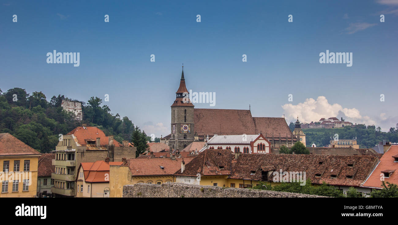 Panorama de Brasov y de la iglesia negra, Rumania Foto de stock