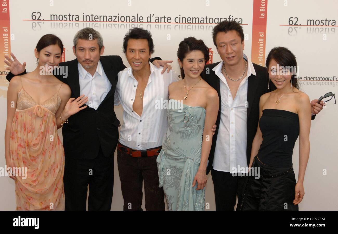 (De L a R) Kim So Yeun, Director Tsui Hark, Donnie Yen, Charlie Young, Sun Honglei y Zhang Jingchu. Foto de stock