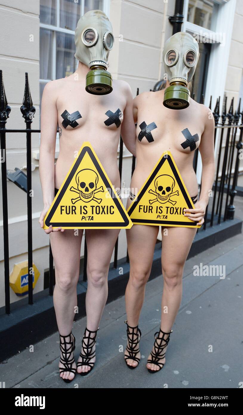 Los modelos vestidos con tejones y máscaras de gas de Peta protestan contra el uso de ropa de piel y accesorios, durante la Semana de la Moda de Londres, en Soho, Londres. Foto de stock