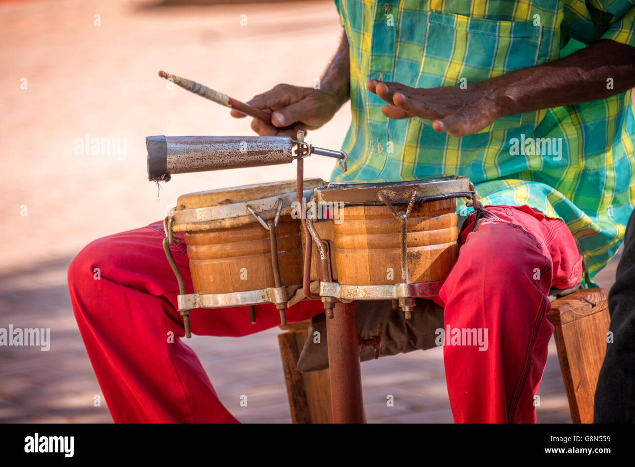 Músico de la calle tocando tambores en Trinidad, Cuba Foto de stock