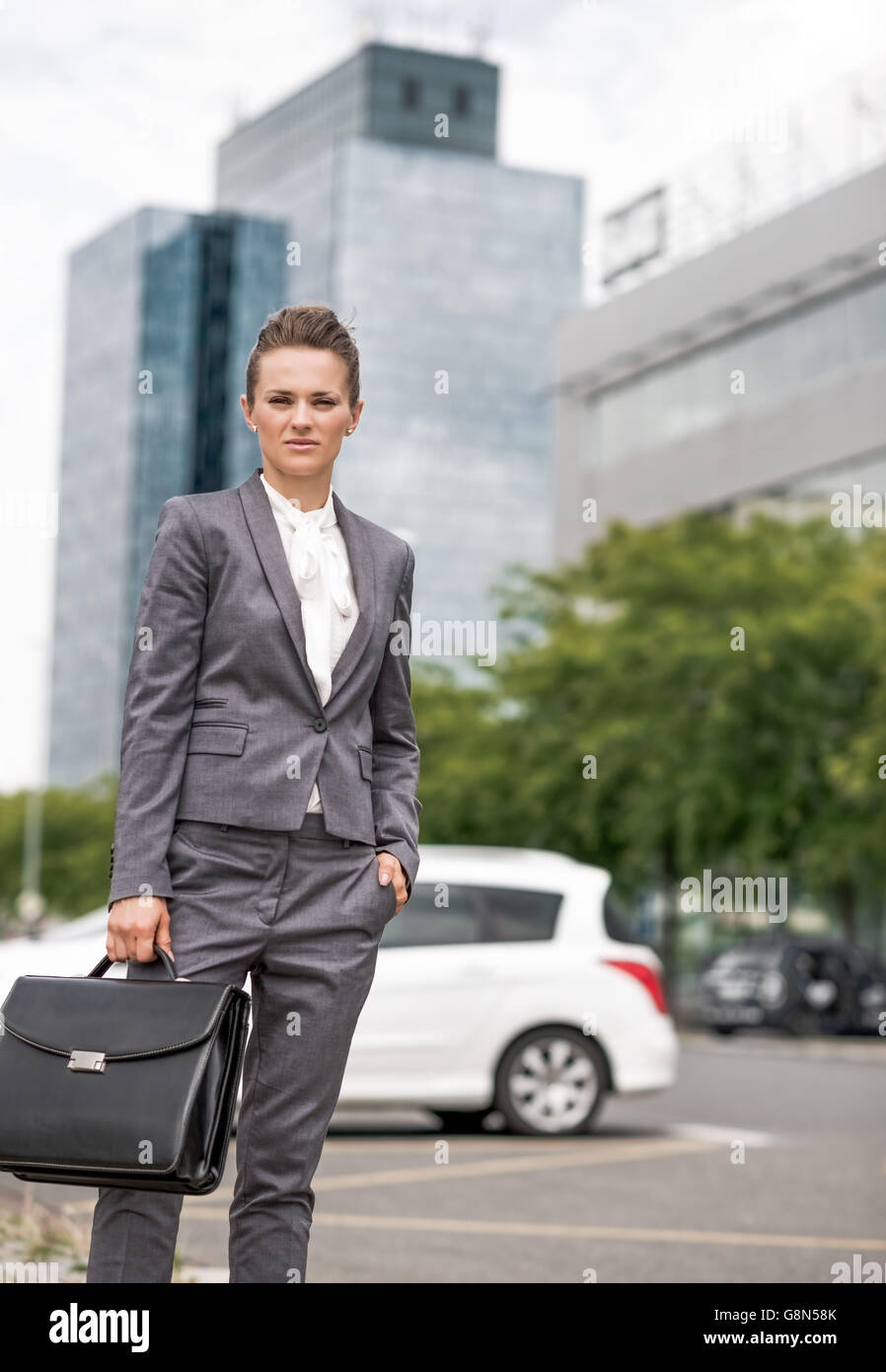 El nuevo negocio. Retrato de mujer de negocios moderno con el maletín en la  oficina del distrito Fotografía de stock - Alamy